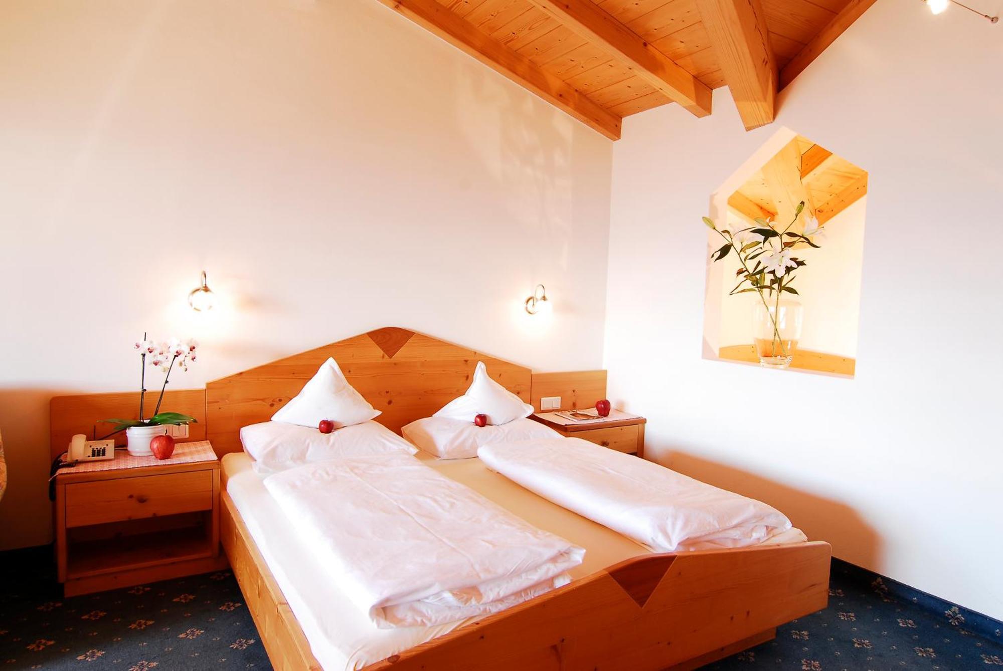 Small Hotel Sonne Tirolo Zewnętrze zdjęcie